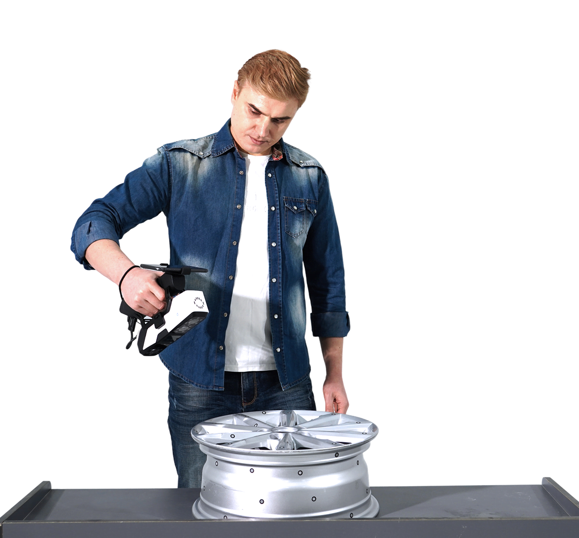 3DeVOK MQ scanning a car rim for accuracy