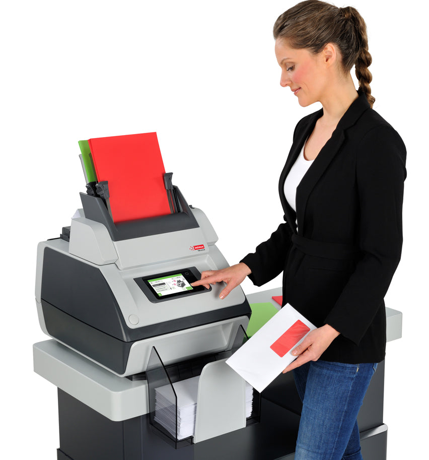 Office worker loading documents into the Intimus TSI-2.5 S